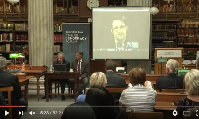 Και ξαφνικά στην οθόνη της Εθνικής Βιβλιοθήκης της Ελλάδoς εμφανίστηκε LIVE ο Έντουαρντ Σνόουντεν