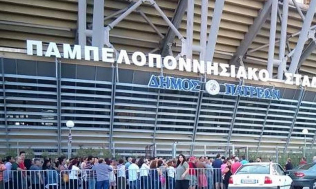 Πάτρα: Ατέλειωτες ουρές για μια σακούλα τρόφιμα!