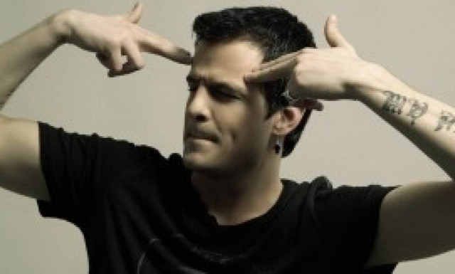 Έξαλλος ο Νίνο «τα χώνει» στον κύριο «Τίποτα»