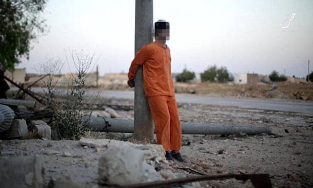 Νέο βίντεο φρίκης από τους τζιχαντιστές: «Γαζώνουν» και αποκεφαλίζουν κατάσκοπο