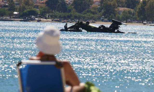 Πτώση ελικοπτέρου: Δείτε το μισοβυθισμένο Απάτσι στα νερά της Χαλκιδικής (vid)