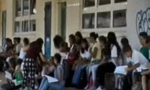 Κρήτη - Η... Παιδεία του Νίκου Φίλη: Μάθημα σε παγκάκια! (pics+vid)