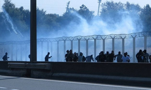 Γαλλία: Νέες συγκρούσεις μεταξύ αστυνομίας και μεταναστών στο Καλαί (pics+vids)