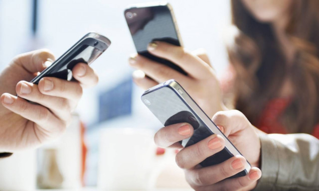 Αυτά είναι νέα! Δείτε τη χρέωση που καταργούν όλες οι εταιρείες κινητής τηλεφωνίας