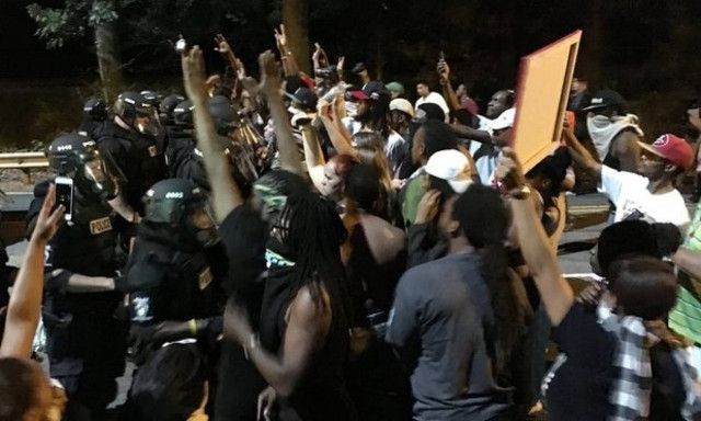 Οδομαχίες στη Β. Καρολίνα για τον θάνατο Αφροαμερικανού από αστυνομικούς (vids)