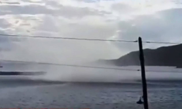 Απίθανο βίντεο: Τεράστια ρουφήχτρα στις Αγκαθωπές Σύρου