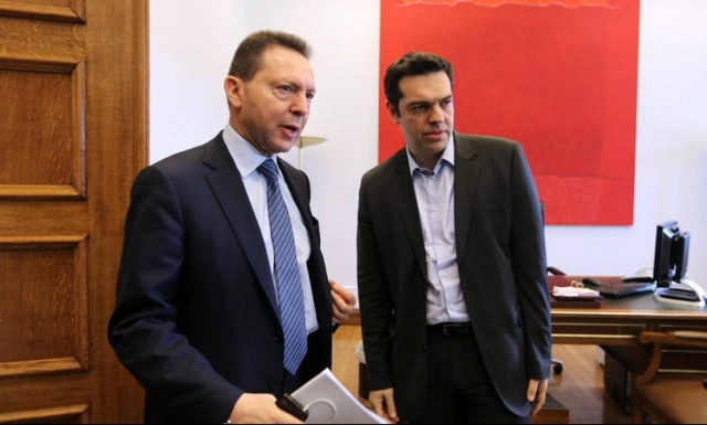 Bloomberg: Πώς ο Στουρνάρας «κέρδισε» τον Τσίπρα στην υπόθεση της Τράπεζας Αττικής