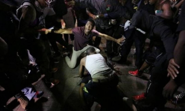 Εκρηκτικό κλίμα στη Β. Καρολίνα: Βίντεο σοκ από τον πυροβολισμό διαδηλωτή