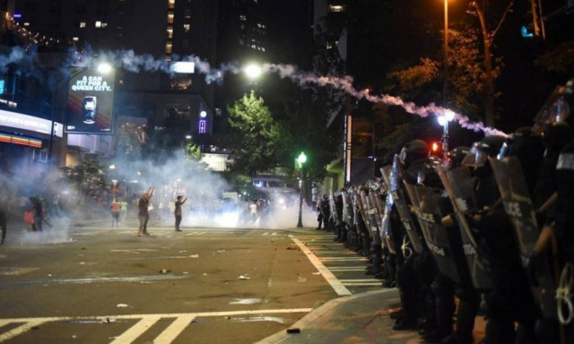 ΗΠΑ: Τρίτη νύχτα χάους στο Σάρλοτ - Επιβλήθηκε  απαγόρευση κυκλοφορίας (Pics+Vid)