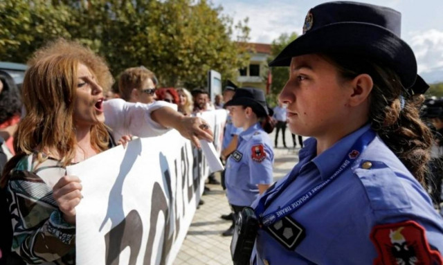 Με νέο νόμο η Αλβανία μετατρέπεται σε «χωματερή» αποβλήτων - Χιλιάδες διαδήλωσαν κατά του νόμου