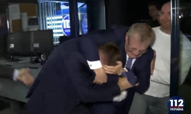 Βουλευτής έστησε ενέδρα σε αντίπαλό του και αφού τον ξυλοφόρτωσε του έσπασε και το αμάξι (Vid)