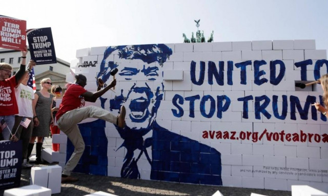 Γερμανία: Ακτιβιστές κατά της υποψηφιότητας Τραμπ γκρέμισαν... ένα τείχος από χαρτόνι