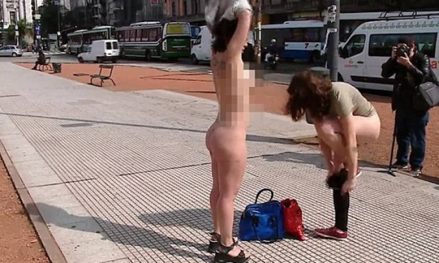 Δεν ξανάγινε: Γυναίκες τα πέταξαν όλα έξω από τη Βουλή! (video+photos)