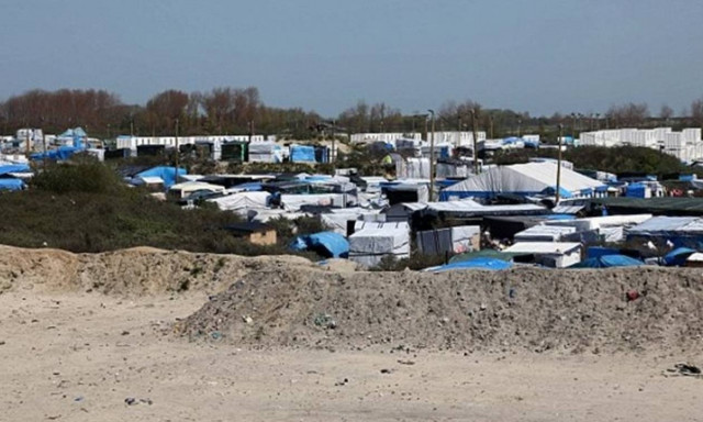 Σάλος: Εθελόντριες στη «ζούγκλα του Καλαί» κάνουν σεξ με τους πρόσφυγες (video)