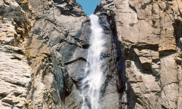 Ο ψηλότερος καταρράκτης του κόσμου που χύνεται σε θάλασσα βρίσκεται στην Ελλάδα! (vid)