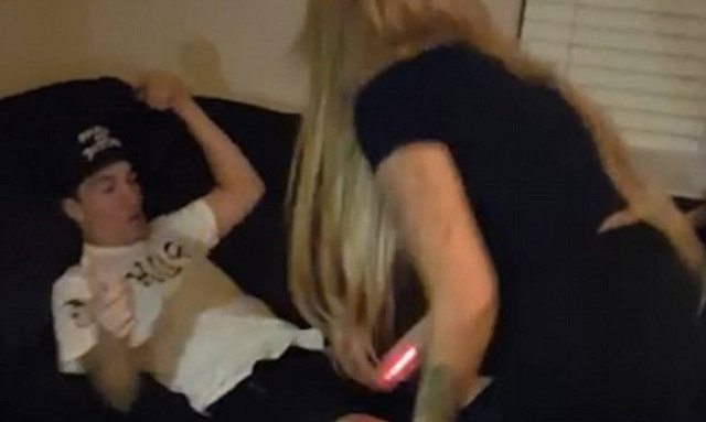 Άουτς! Τον έπιασε να την απατά και τον τιμώρησε με taser στο…. (vid)