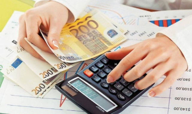 Η κυβέρνηση κάνει κατασχέσεις στους οφειλέτες αλλά χρωστάει το ΦΠΑ στις επιχειρήσεις