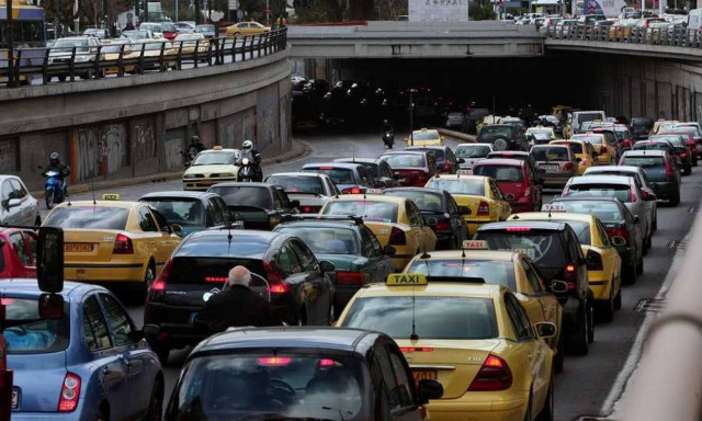 ΥΠΟΙΚ: Καμία αλλαγή στα τέλη κυκλοφορίας - Δείτε για ποιους εξετάζονται ελαφρύνσεις
