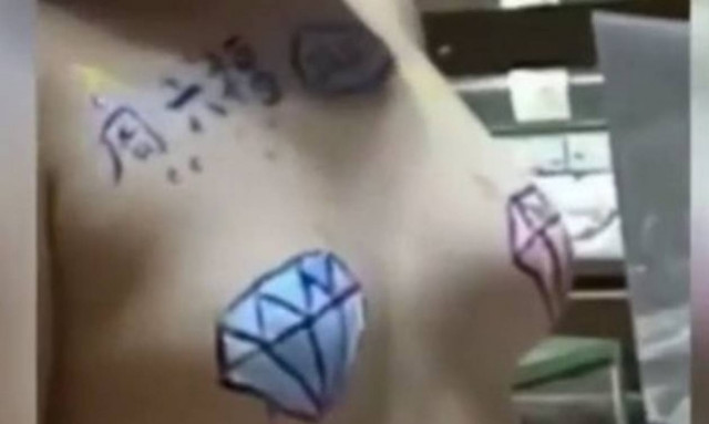 Πήγαν να αγοράσουν κοσμήματα και βρήκαν την πωλήτρια ολόγυμνη! (video)