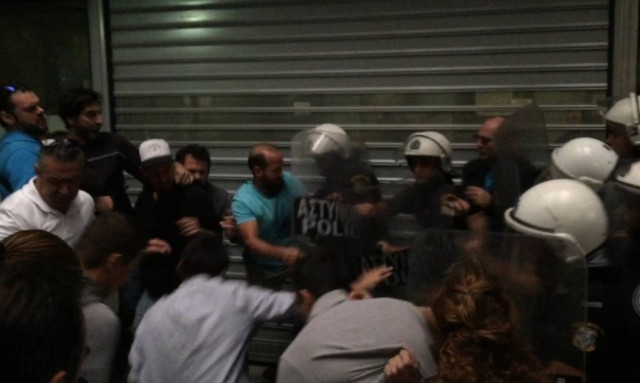 Στα χέρια ξενοδοχοϋπάλληλοι κι αστυνομία έξω από το υπουργείο Εργασίας (pics&vids)