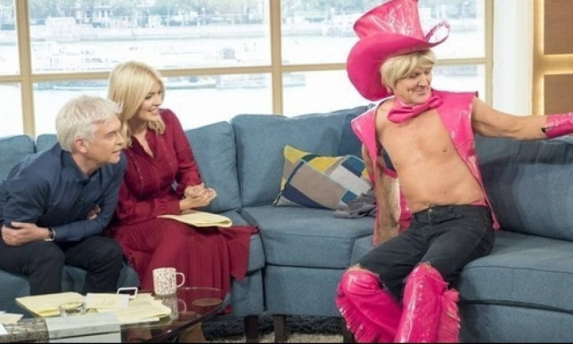 Χαμός στο πρωινό: Έβγαλε έξω το πέος του και δεν φαντάζεστε τι δημιούργησε! (video)