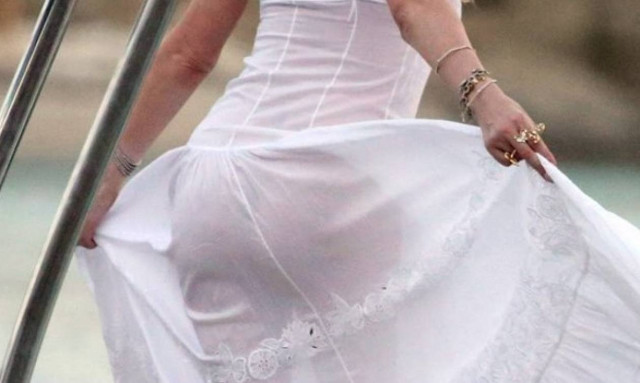 Πασίγνωστη τραγουδίστρια χορεύει χωρίς εσώρουχο και αναστατώνει τη Μύκονο! (video+photos)