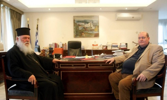 Ρίχνει στο μίξερ Ριάνα, Τσακνή και Βούδα και βγάζει μάθημα …θρησκευτικών ο Φίλης!