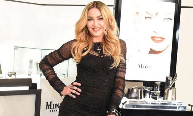 Και η Μαντόνα φωτογραφίζεται... γυμνή υπέρ της Χίλαρι! (pics)