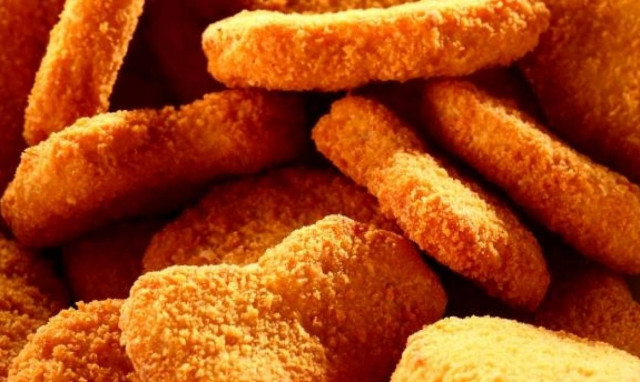 Αυτή είναι η αλήθεια: Δείτε πώς φτιάχνονται στην πραγματικότητα oι κοτομπουκιές (video)