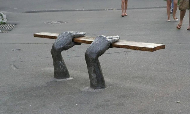 Viral: Αυτά είναι τα πιο παράξενα και εντυπωσιακά παγκάκια του πλανήτη (Pics)