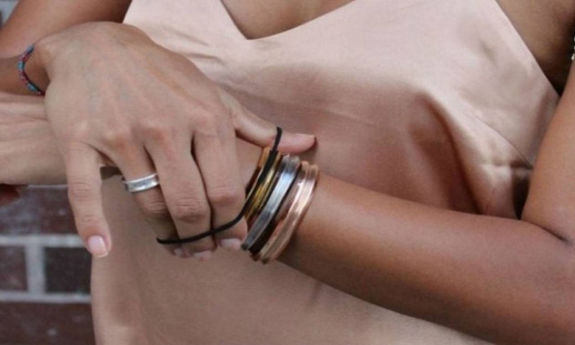 Μετά από αυτό δεν θα ξαναβάλετε ποτέ το λαστιχάκι των μαλλιών στον καρπό σας