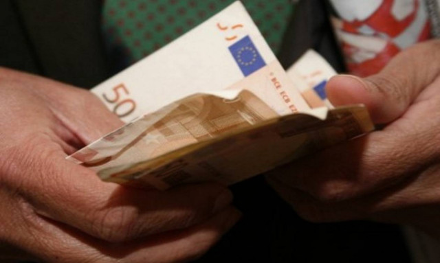 Κόφτες στους μισθούς - Ανοίγουν παράθυρο στη μείωση του κατώτατου