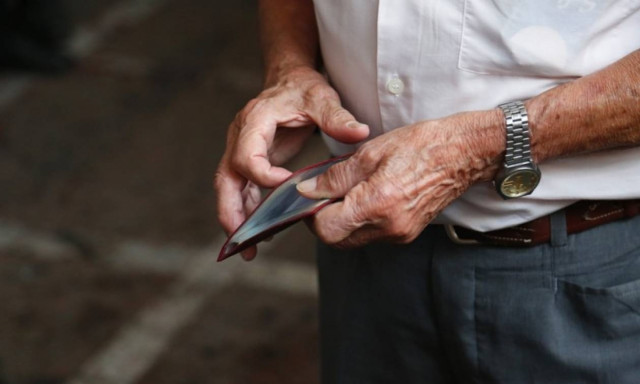 Σοκ για 280.000 συνταξιούχους - «Ψαλιδισμένα» μέχρι και 50% τα μερίσματα