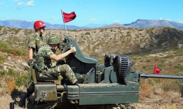 Στρατός Ξηράς: Εκπαιδευτικές βολές της Σχολής Πυροβολικού (pics)