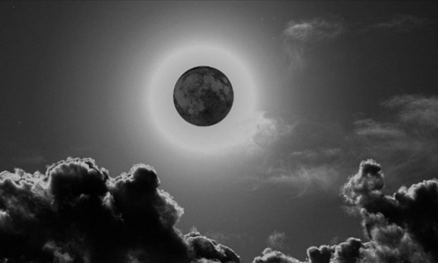 Έρχεται σήμερα το τέλος του κόσμου; Πλησιάζει το «Μαύρο Φεγγάρι» που συνδέουν με την Αποκάλυψη