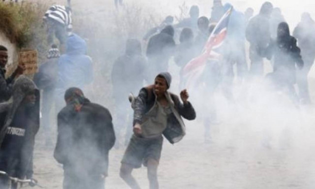 Άγριες συγκρούσεις μεταξύ αστυνομικών και μεταναστών στη "ζούγκλα" του Καλαί (pics)