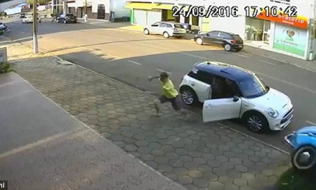 Τρομακτικό ατύχημα – Αυτοκίνητο «ξυρίζει» πεζό