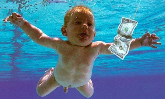 To 4 μηνών μωρό από το εξώφυλλο των Νirvana μεγάλωσε... και φωτογραφίζεται ξανά όπως τότε