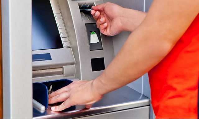 Capital controls και πλαστικό χρήμα ευνόησαν τις καταθέσεις