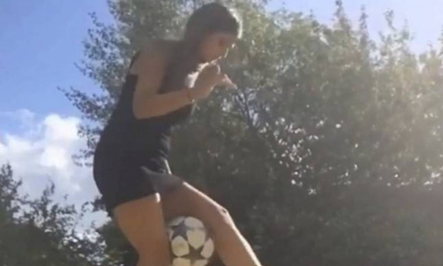 Δεν θα πιστεύετε τι κάνει με την μπάλα φορώντας μίνι και τακούνια! (vid)