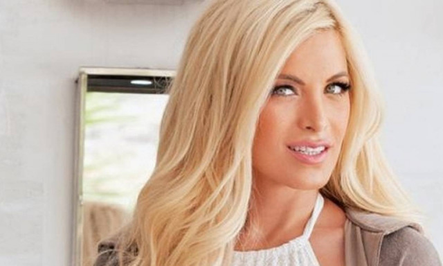 Δείτε την Καινούργιου γυμνή με ένα σεντόνι σε ξενοδοχείο στη Θεσσαλονίκη