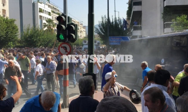 Πορεία συνταξιούχων: «Πνίγηκε» στα χημικά το Σύνταγμα