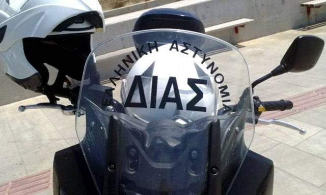 Απολαυστικό βίντεο: Έλληνας αστυνομικός της «ΔΙΑΣ» χορεύει Μάικλ Τζάκσον (vid)