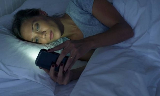 Προσοχή: Το κάνετε όλοι με το κινητό και πρέπει να σταματήσετε αμέσως!