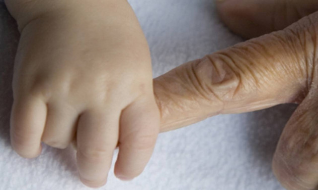 Χώρα γερόντων η Ελλάδα, μειώθηκαν οι γεννήσεις αυξήθηκαν οι θάνατοι