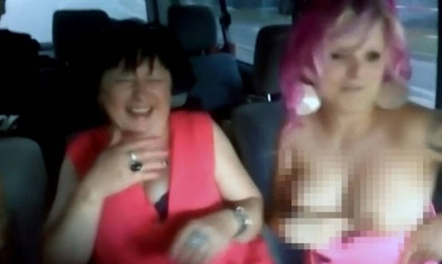 Χαμός στο «Κάτι Ψήνεται»: Τυφλή παίκτρια έβγαλε το στήθος της στον αέρα! (video)