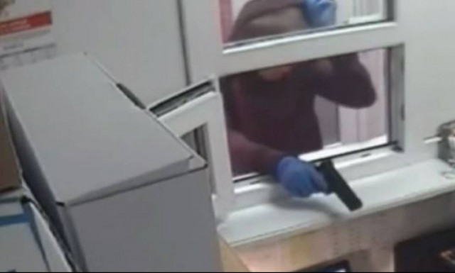 Ληστής για κλάματα: Πήγε να κλέψει και έφυγε άρον άρον από την... κατσάδα της υπαλλήλου! (vid)
