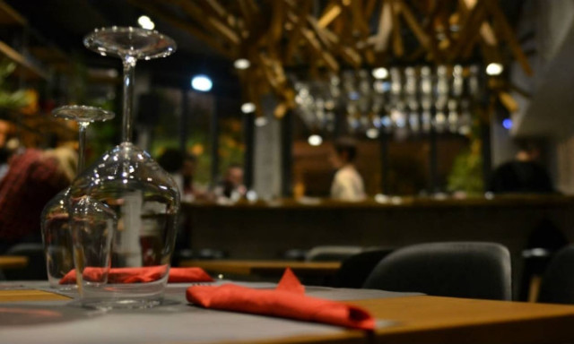 Πώς βγαίνουν για φαγητό οι Έλληνες;