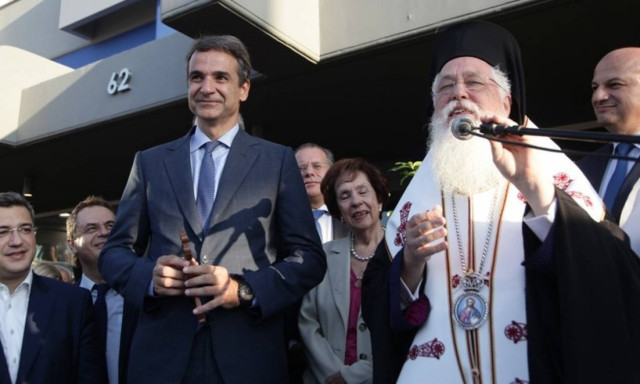 Ο σταυρός που χάρισε ο ιερέας στον Μητσοτάκη - «Σε λίγο θα σηκώσεις στις πλάτες σου και την Ελλάδα»