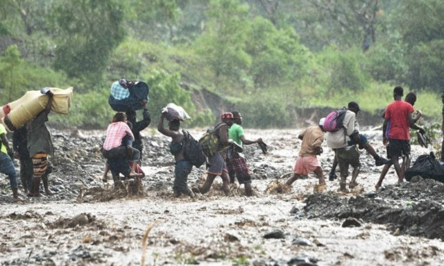 Πανικός στις ΗΠΑ: Ο Τυφώνας Μάθιου επελαύνει με ταχύτητα 210 χλμ. την ώρα (Pics+Vid)